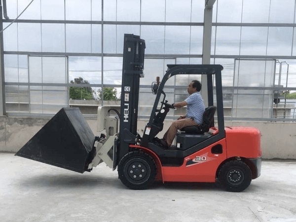 Xe nâng HELI 3 tấn lắp gầu xúc đổ