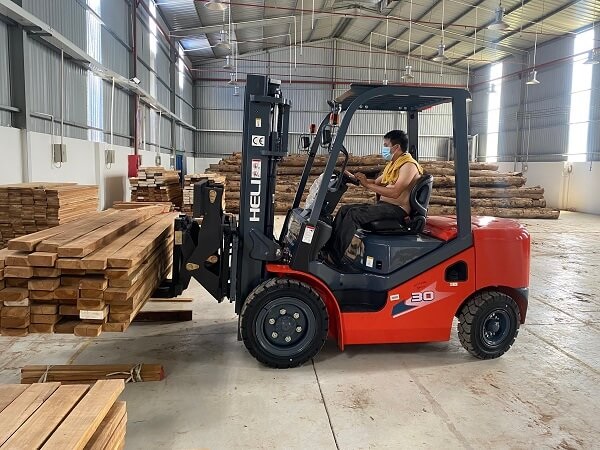 Xe nâng dầu 3 tấn HELI lắp bộ gật gù