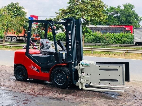 Xe nâng Heli 3 tấn lắp kẹp hộp carton