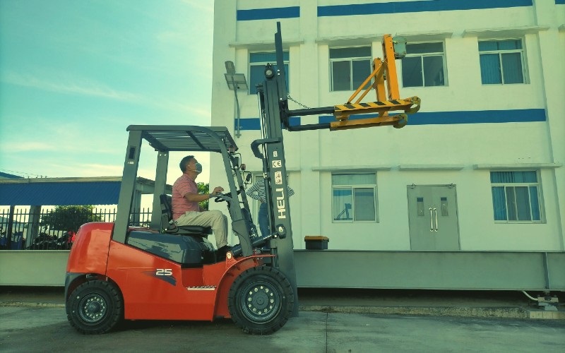 Xe nâng dầu 2.5 tấn Heli kẹp phi