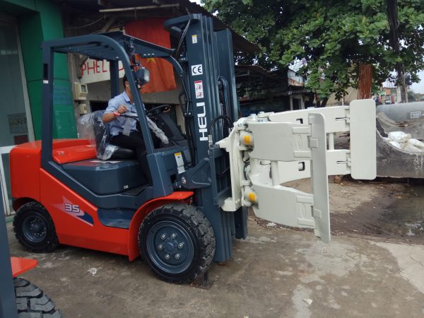 xe nâng 3.5 tấn lắp kẹp cuộn tròn