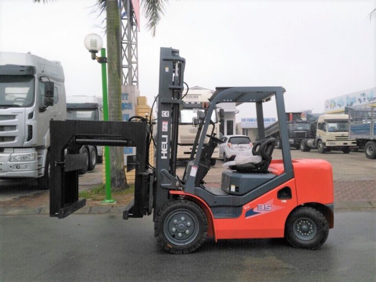 xe nâng kẹp gạch chụp đứng heli