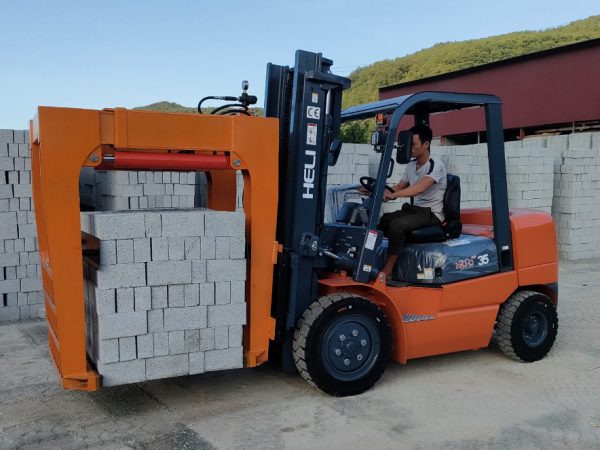 xe nâng kẹp gạch 3.5 tấn